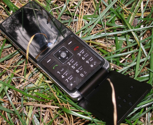 Обзор мобильного телефона LG KM380